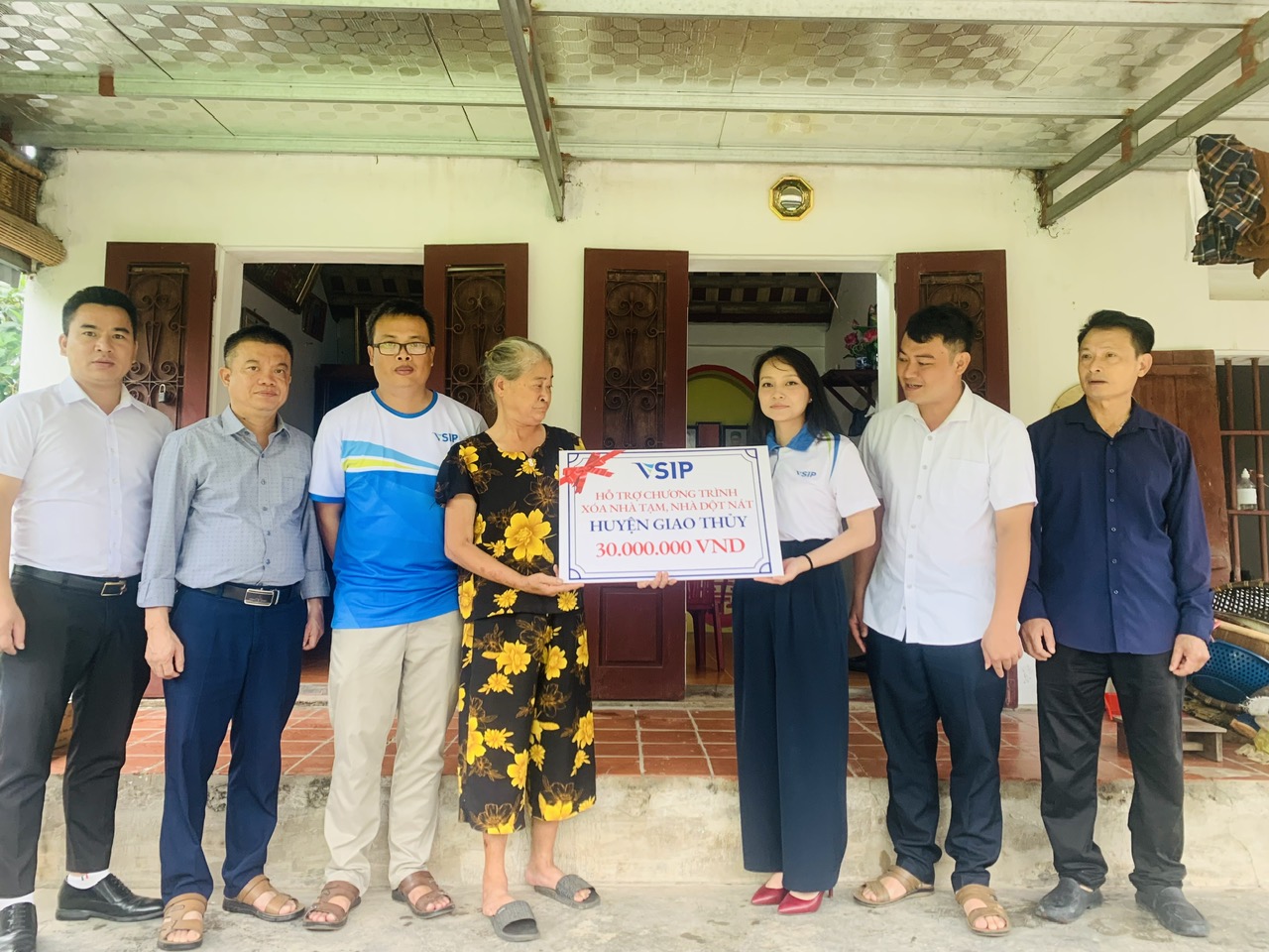 Tập Đoàn Visip tặng quà cho hộ nghèo xây, sửa nhà năm 2025 
