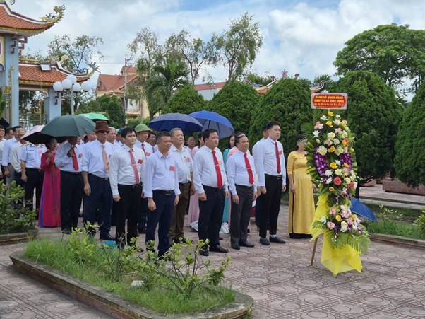 Viếng nghĩa trang liệt sỹ trước Đại hội đại biểu Đảng bộ xã Giao Hưng lần thứ nhất, nhiệm kỳ 2025-2030 