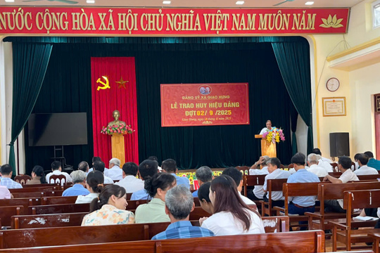 Đảng ủy xã Giao Hưng tổ chức Lễ trao Huy hiệu Đảng và Hội nghị triển khai Nghị quyết tháng 9/2025 