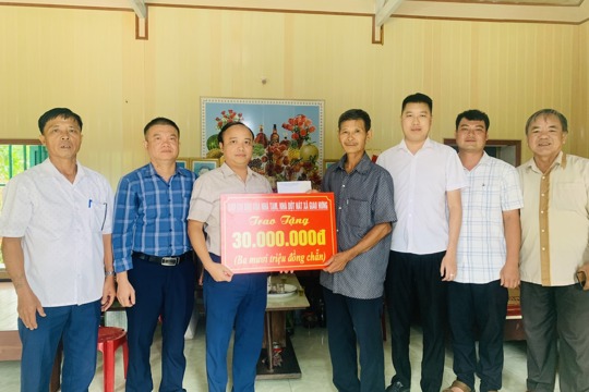 Xã Giao Hưng tổ chức trao quà cho người có công,  thân nhân gia đình liệt sỹ xây, sửa nhà năm 2025 