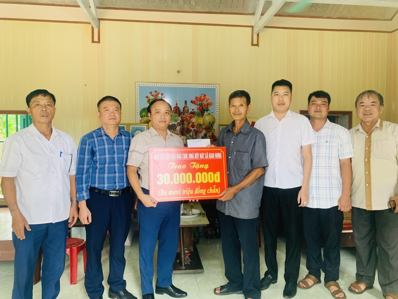 Xã Giao Hưng tổ chức trao quà cho người có công,  thân nhân gia đình liệt sỹ xây, sửa nhà năm 2025