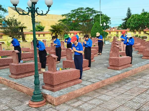 Ra quân làm vệ sinh môi trường hướng tới kỷ niệm ngày Thương binh liệt sỹ