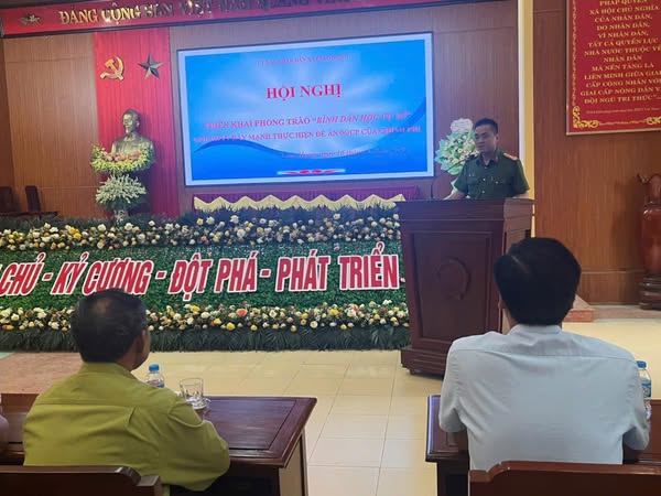 Công an xã Giao Hưng tham mưu, phối hợp với UBND xã Giao Hưng tổ chức hội nghị phát động phong trào “Bình dân học vụ số”. 