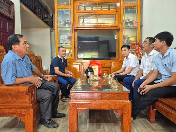 Đảng ủy- UBND xã Giao Hưng tổ chức thăm tặng quà nhân ngày Thương binh liệt sỹ