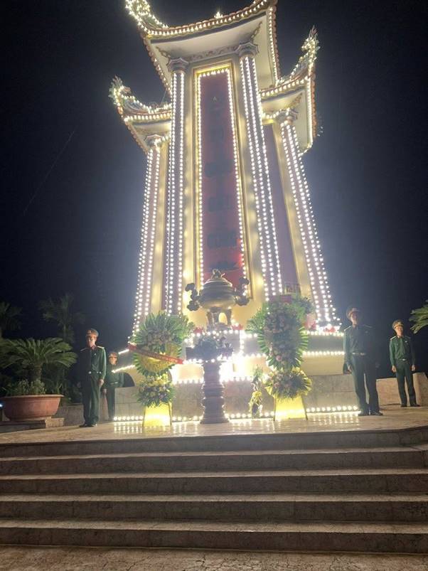 Đảng ủy- HĐND- UBND-UBMTTQ xã Giao Hưng tổ chức lễ dâng hương và thắp nến tri ân các anh hùng liệt sỹ