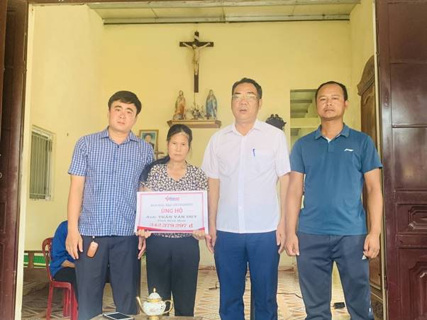 Báo Vietnamnet bàn giao tiền vận động hỗ trợ cho anh Trần Văn Duy- Xóm Châu Sơn xã Giao Hưng