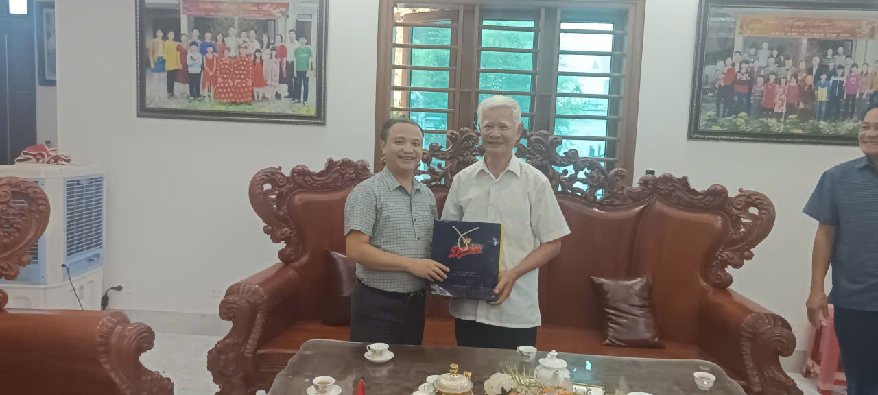 Xã Giao Hưng thăm, tặng quà người cao tuổi nhân kỷ niệm 34 năm ngày Quốc tế người cao tuổi.