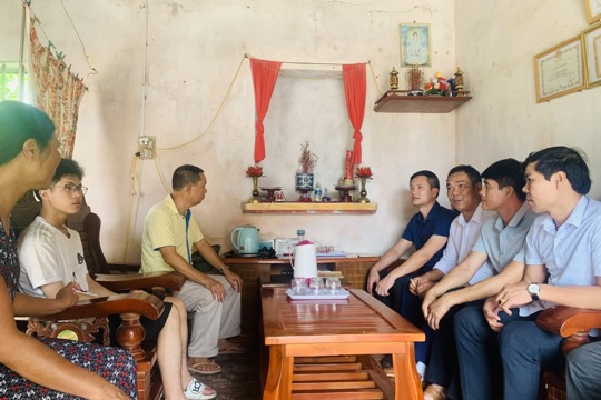 UBND xã Giao Hưng đến chúc mừng và động viên học sinh nghèo vượt khó
