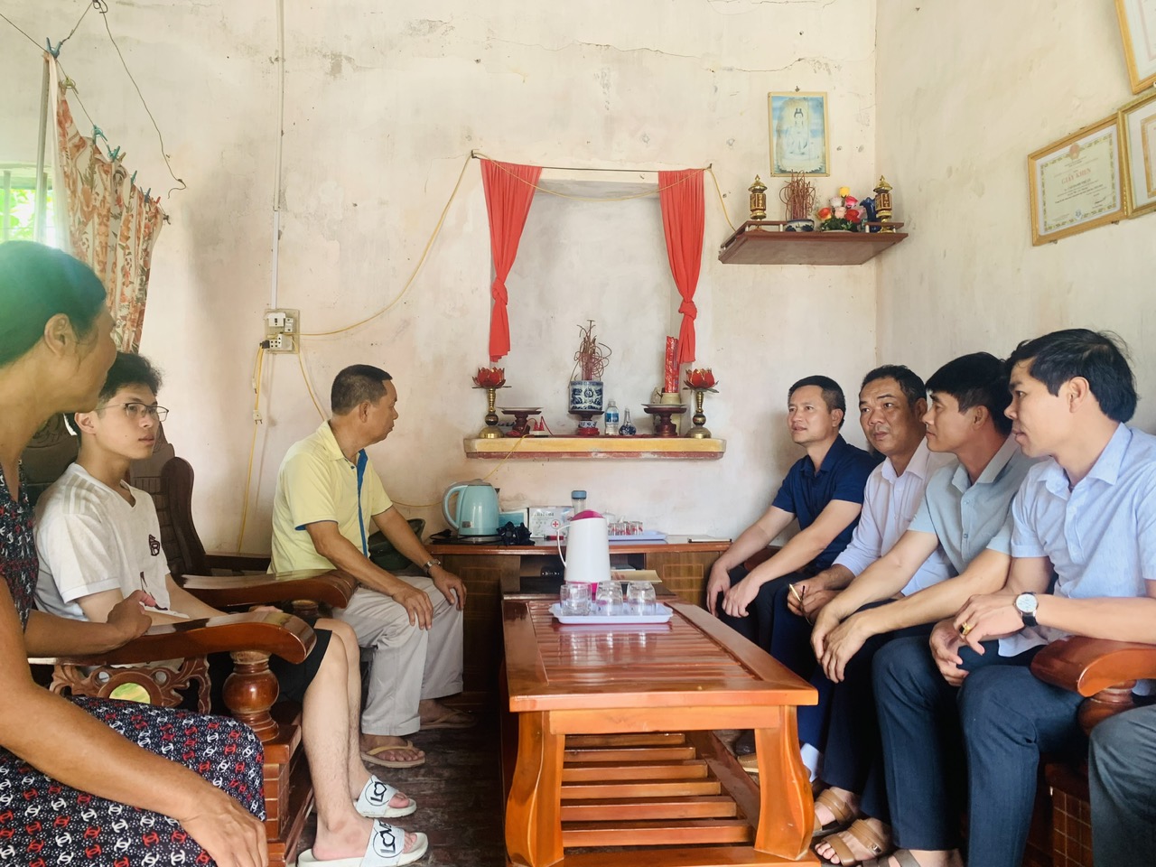UBND xã Giao Hưng đến chúc mừng và động viên học sinh nghèo vượt khó