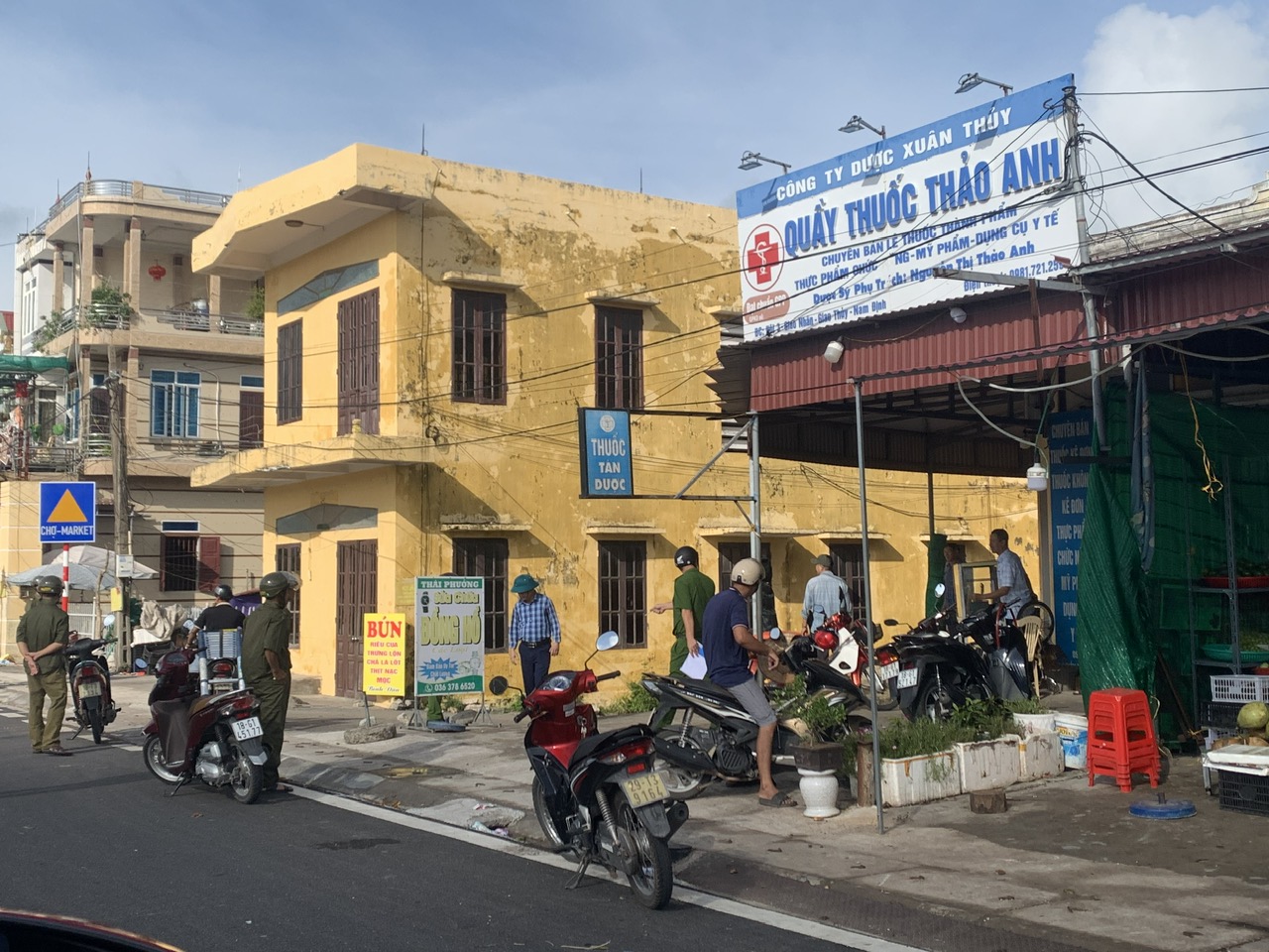 Xã Giao Hưng ra quân lập lại trật tự hành lang an toàn giao thông đường bộ và đảm bảo trât tự công cộng