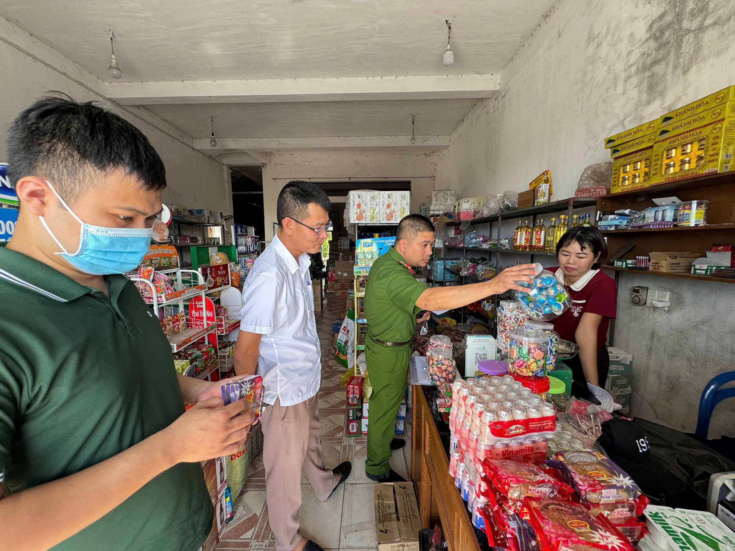 UBND xã Giao Hưng tiến hành kiểm tra các cơ sở sản xuất kinh doanh dịp Tết trung thu 2025