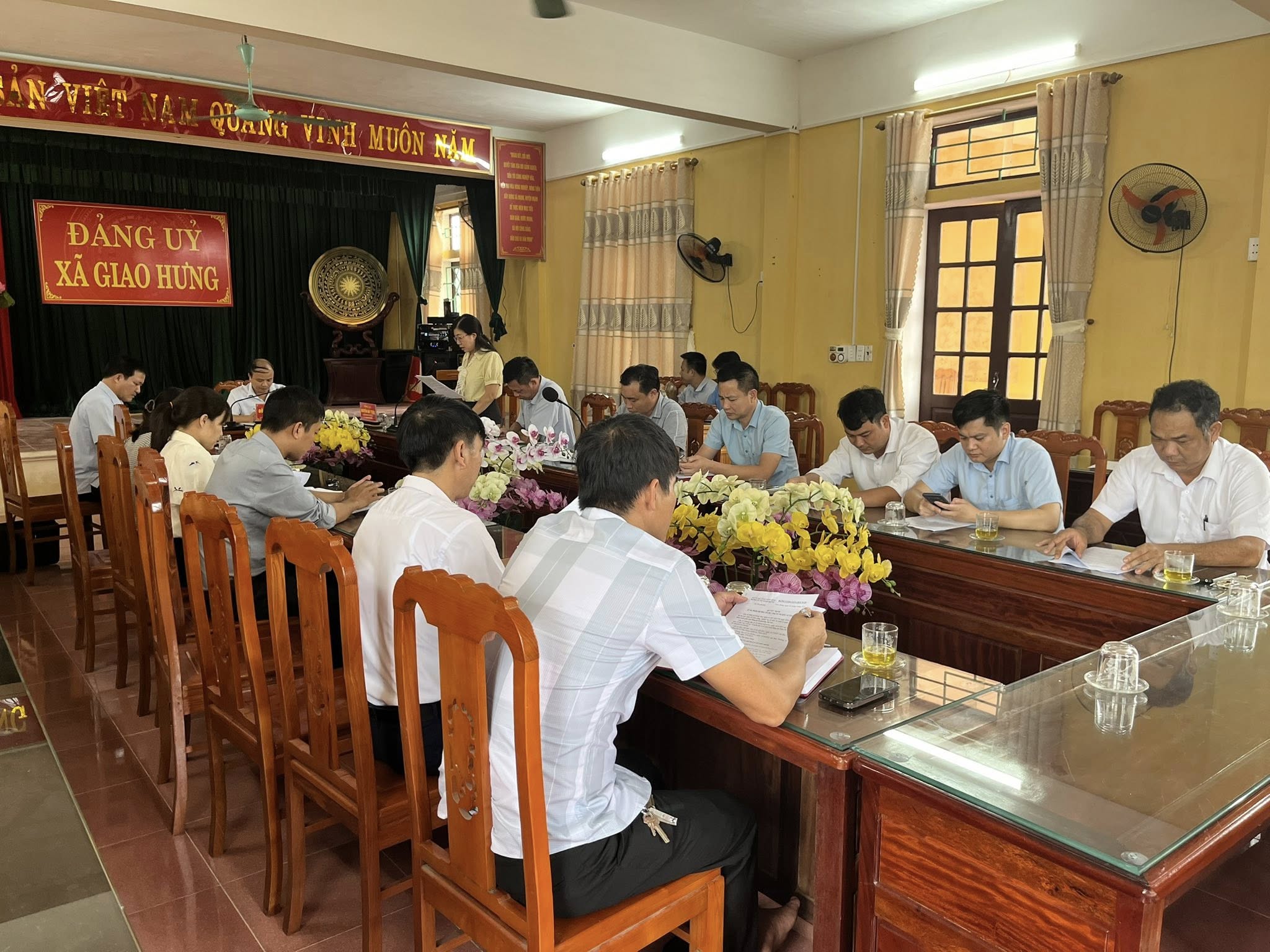 Xã Giao Hưng công bố Quyết định thành lập Ban Chỉ đạo công tác tôn giáo và Quyết định thành lập Ban chỉ đạo xã về thực hiện dân chủ ở cơ sở.