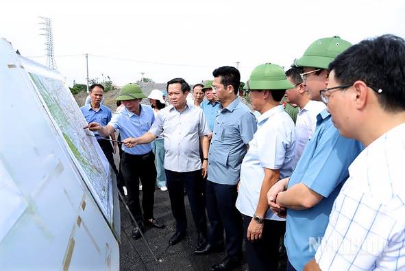 Đồng chí Chủ tịch UBND tỉnh khảo sát thực tế, động viên, nắm bắt tình hình sản xuất, phòng, chống thiên tai 