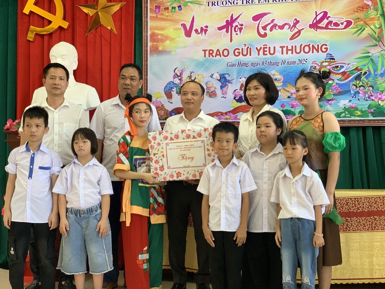 Xã Giao Hưng tổ chức thăm và tặng quà cho các cháu trường trẻ em khuyết tật và các cháu có hoàn cảnh khó khăn nhân dịp Tết trung thu